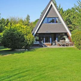 Zeltdachhaus in Strandnähe mit grossem Grundstück