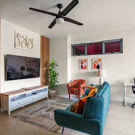 Modern Condo 1 King Bed Pool and Gym: Kingston şehrinde bir otel