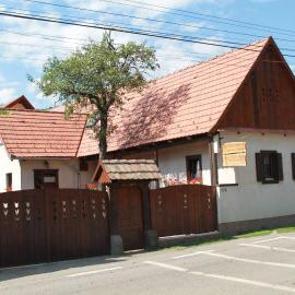 Zsuzsanna Parasztház, hotel i Praid