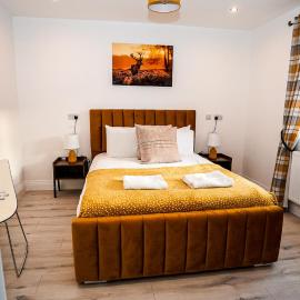 Easy 2 Manage Brand New 4 BRH, 3Bath Home Slough for 8 Guests Free Parking, hotel in Farnham Royal