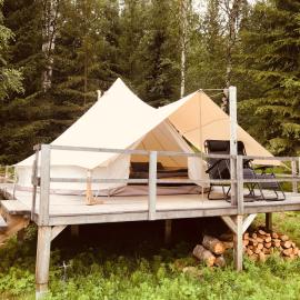 Glamping tent in a forest, lake view, hotel v mestu Bjuråker