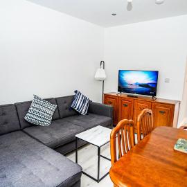 Easy 2 Manage 4Bedroom House with Complimentary Parking, hotel in Slough
