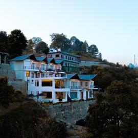 The Barns Resort Bhimtal Lake, hotel in Bhīm Tāl