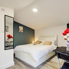 Luxury Studio Cabin - Central Location - Parking, hotel in Slades Green