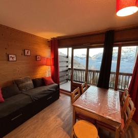 Studio cabine au pied des pistes, 3 couchages, parking - FR-1-297-326, hotell i Auris