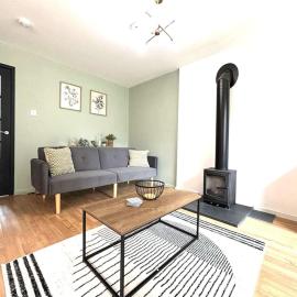 Viesnīca Cresswell Crescent Urban Living - Captivating & Spacious 3BR Home with Driveway Parking by Parydise Properties - Designed for Business & Leisure Stay pilsētā Bicton
