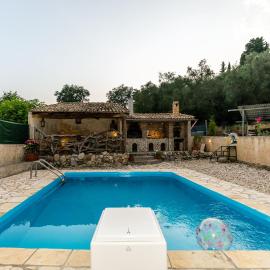 Chrysanthi's house, Hotel in Gardeládes