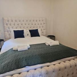 Cosy Studio in Heart of Bridgend, Hotel in Coity