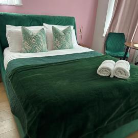 The Lily Pad near Poole Dorset Self contained private entrance and free parking