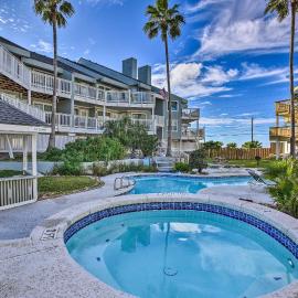 Balcony, Pool & Beach Access: Port Aransas Condo!, hotel in Mustang Beach