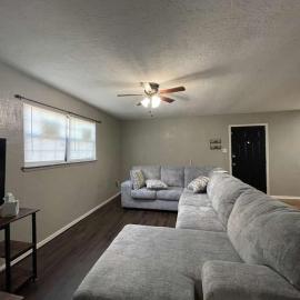 Charming 2-Bedroom 1-Bath Home Close to Downtown