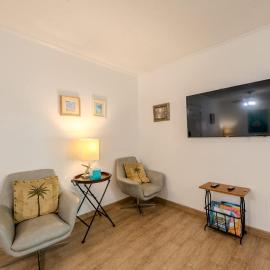Herons Haven Coastal Elegance with Pool Access 223, hotel in South Padre Island