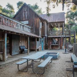 Historic Farmhouse on 5 Peaceful Acres with Ancient Oaks & Creek above Temecula, hotel in Temecula
