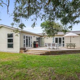 Coastal Family Escape - Waitarere Beach Retreat, Hotel in Levin