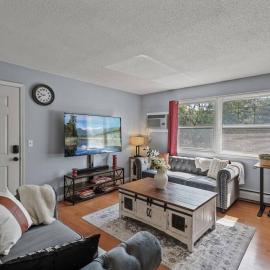 Tranquil 2BR Apt Mpls - 8075 Apt 4, hotel in Spring Lake Park