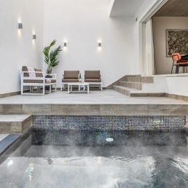 Heated Pool Luxury in Pembroke St Julians, hotel in Pembroke