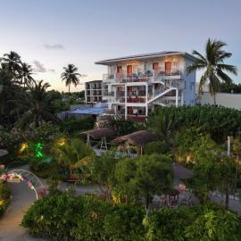 Reef Edge Thulusdhoo, Maldives, hotel sa Thulusdhoo