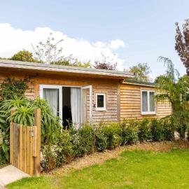 Cosy Cabin Retreat Close to Beaches, hotel in Birdham