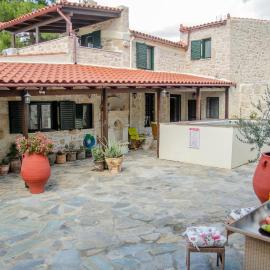 Pyrgou Villa with Shared Swimming pool, hotel in Heraklio