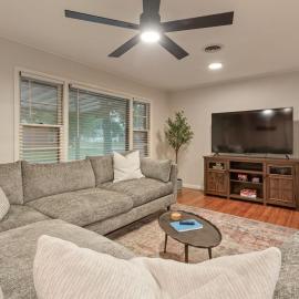 Rustic Charm Owasso | 2BR •Big Backyard•Near Tulsa, hotel en Owasso
