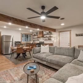 Rustic Charm 2BR · Fenced Yard · Pets OK · Owasso, hotel din Owasso