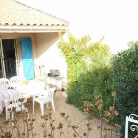 Belle villa plein sud semi-climatisée 4 couchages 2 chambres terrasse, piscine commune parking dans résidence sécurisée 200m de la plage LRMA54