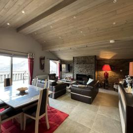 Appartement moderne 5 pièces, proche des pistes avec cheminée, terrasse, parking et bois inclus