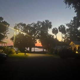 Leaning Oak Bungalow, hotell i Cedar Key