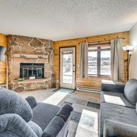 2 Mi to Granby Ranch: Mtn-View Studio w/ Perks, hotel di Granby