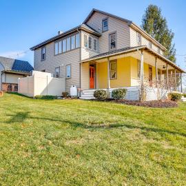 3 Mi to Dtwn: Charming Farmhouse in Mount Joy!, hotel sa Mount Joy