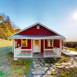 Whispering Pines Retreat, hotel in Barton
