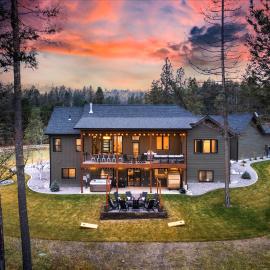 Luxe Lakeside New Build by Flathead Lake Speakeasy โรงแรมในSomers