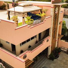Queenslander Hotel and Restaurant: Alaminos şehrinde bir otel