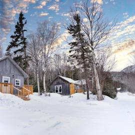 Trailside Accommodations and Outdoor Adventures, hotelli kohteessa Birch Plain