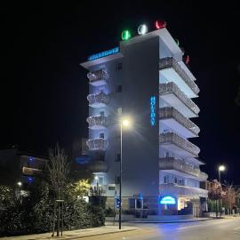Aparthotel Holiday、リニャーノ・サッビアドーロのホテル