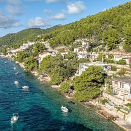 Nice Home In Karbuni With House Sea View, hotel a Brnistrova