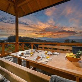 3 Hills Wooden House, hotel u Ivancu