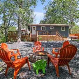 COZY COTTAGE Spacious 4Bdrm 2Bth, Hot Tub, Game Movie Room, Close to camelback skiing, Sauna Firepit, Arcades, Backyard Playground, 2 Min Walk To Pool, Lake, Beach, Basketball, готель у місті Tobyhanna