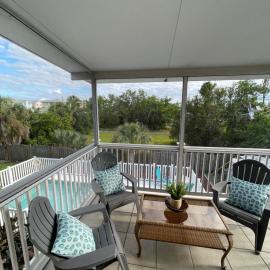 Gorgeous condo with pool view in walking distance to Siesta Key Beaches, hotel in Sarasota