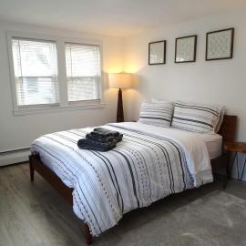 Comfortable 3 Bed Apt in Quiet Neighborhood