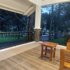 Villa 2Cemara, hótel í Batureo 1