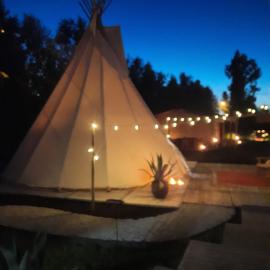 Tipi Marie met hotutub in de tuin, hotel em Kaprijke