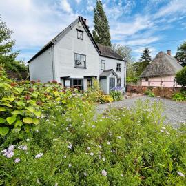 The Foremans House, With Hot Tub, A luxurious Historical pre 16th Century Grade II Listed House, location Essex in a picturesque Village, Country Pub In walking Distance, hotel in Ridgewell