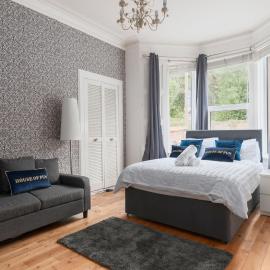 3 bedrooms bungalow, sleeps 6, free parking with garden, hotel in Edinburgh