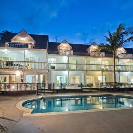 Acacia Lodge Motel โรงแรมในมาโงนูอี