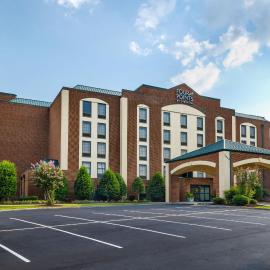 Four Points by Sheraton Greensboro Airport, hotel din Friendship