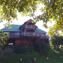 Wooden house lodge, hotel i KuGqangushe