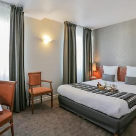 Logis Hôtel Le Pélican & son restaurant، فندق في Vernantes