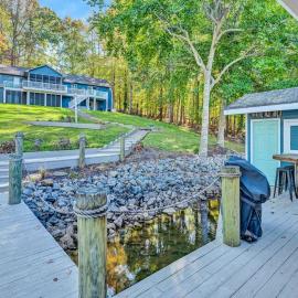 Waterfront Lake House Ideal Dock for Boats, Swimming, Fishing, Hotel in Moneta