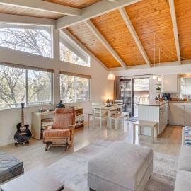 Deck + Fire Pit: Pine Mountain Lake Getaway!, hotel in Groveland